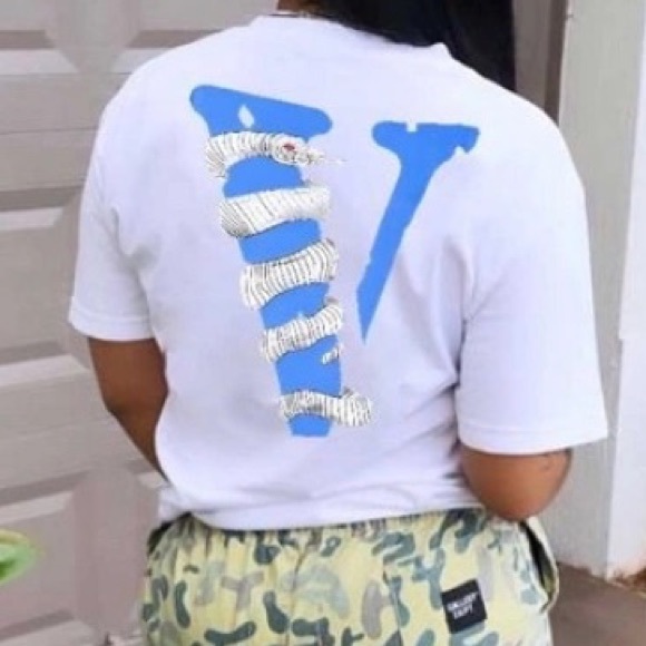 💋Blue V With A White Snake Wrapped Around The V Vlone Inspired On A White Top - Picture 1 of 6
